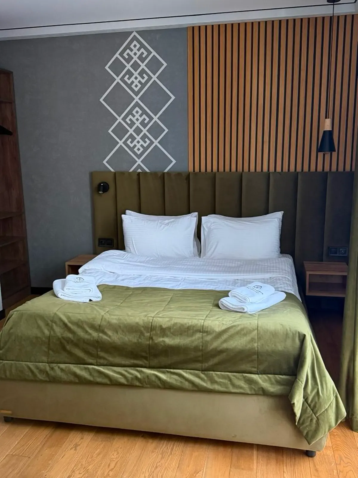 Постільна білизна та рушники в номері Fomich Residence
